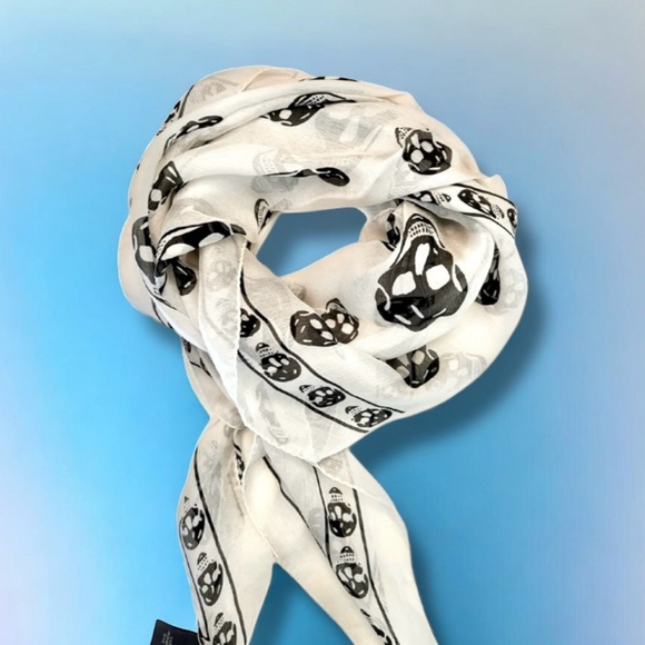 🆕 ALEXANDER MCQUEEN 100% Silk Signature Scull-Motif Scarf • Ivory & Black • NWT - Picture 1 of 5